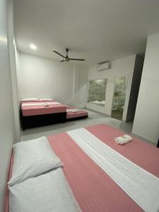 a bedroom with two beds and a ceiling fan at APARTAMENTO DORADAL in Doradal