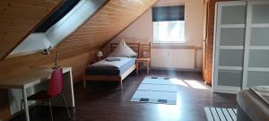 - une chambre avec un lit, un bureau et une fenêtre dans l'établissement Schulinska Apartment, à Winterberg