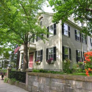 una casa con una bandera americana delante de ella en Delano Homestead Bed and Breakfast en Fairhaven