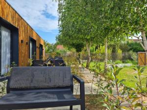 een zwarte bank op een patio naast een gebouw bij Garden Apartments in Ulcinj