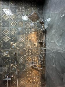 O baie la Etnic apartment near Maiden tower center of Baku +56 fotografii