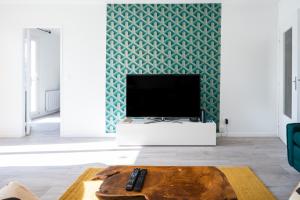 ein Wohnzimmer mit einem TV und einem Sofa in der Unterkunft Tranquillité assurée in Évreux