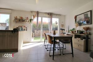 een keuken met een tafel en stoelen in een kamer bij Jardin de Lucien - T3 en duplex in Châteauneuf-lès-Martigues