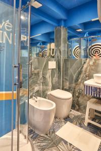 Hotel Adriatica sul Mare في ريميني: حمام مع مرحاض ومغسلة