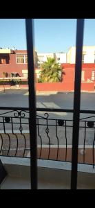 - Balcón con vistas a la calle en Isila blanca, en Sidi Bouzid