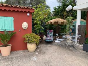 Aed väljaspool majutusasutust Hôtel La Villa des Oliviers