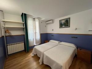 Postel nebo postele na pokoji v ubytování Pensión Irune by Vivere Stays