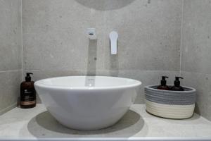 A bathroom at Suites 33