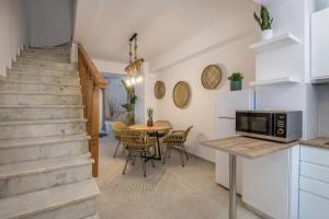 A kitchen or kitchenette at Suites 33