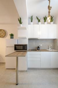 A kitchen or kitchenette at Suites 33