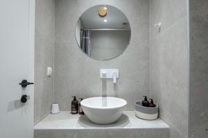 A bathroom at Suites 33