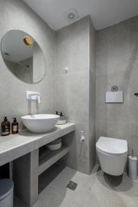 A bathroom at Suites 33