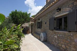 Το κτήριο όπου στεγάζεται  η παραθεριστική κατοικία