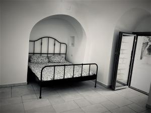 een slaapkamer met een bed in een kamer bij Trullo Assiolo in Valle d'Itria in Martina Franca