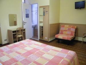 מיטה או מיטות בחדר ב-Torino central-- rooms and Apartments - Alba