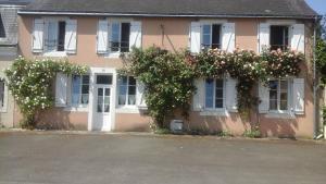 ein Haus mit Blumen auf der Seite in der Unterkunft les loges du chaudron in La Chapelle-aux-Choux