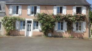 a house with flowers on the side of it at les loges du chaudron in La Chapelle-aux-Choux