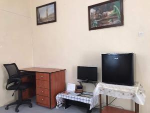 een bureau met een computer, een monitor en een stoel bij GuestHouse Vrontos, close to Monemvasia 