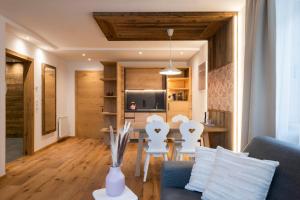 un soggiorno e una cucina con tavolo e sedie di Sepp & Hannis Suiten im Dorf a Neustift im Stubaital