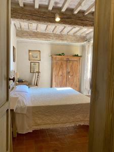 sypialnia z dużym łóżkiem w pokoju w obiekcie Residenza Buggiano Antica B&B - Charme Apartment in Tuscany w mieście Borgo a Buggiano