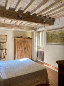 een slaapkamer met een bed en een houten plafond bij Residenza Buggiano Antica B&B - Charme Apartment in Tuscany in Borgo a Buggiano