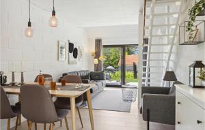 cocina y sala de estar con mesa y sillas en Nice Apartment In Blokhus With Wifi, en Blokhus