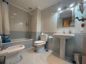 カンガス・デル・ナルセアにあるCLAREN'S GUESTHOUSEのバスルーム(洗面台、トイレ、シンク付)