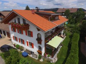 una vista aérea de una casa con techo naranja en Allgaeuer-Landhaus-Stocker en Hopferau