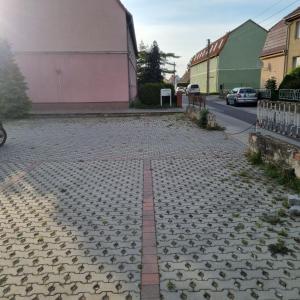 a cobblestone street in a town with a building at Appartmenthaus Zum Goldstern Monteurswohnung in Staßfurt