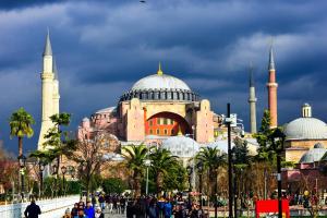 un edificio con cúpulas y mezquitas en una ciudad en Maranda Suit Hotel, en Estambul