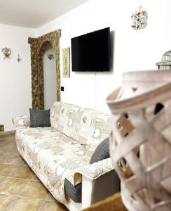 sala de estar con sofá y TV en Maria Antonietta House, en Porto Torres