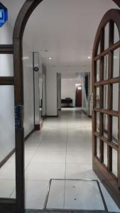 un pasillo vacío con una puerta abierta en un edificio en Amplio departamento 3 amb en muy buena ubicación en Buenos Aires