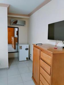 cocina con TV en la parte superior de una cómoda de madera en Posada Yasa sarie bay, en San Andrés 29 fotos más