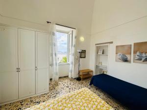 ポンツァにあるCasa Borbone - Immobilevanteのベッドルーム(ベッド1台、窓付)