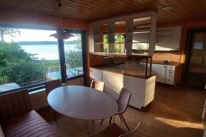 cocina con mesa y ventana grande en A wonderful house in the lake. en Estocolmo