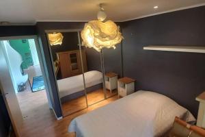 um quarto com uma cama e um espelho grande em A wonderful house in the lake. em Estocolmo