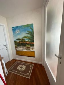 um corredor com uma pintura na parede em b&b by family L&G em Vibo Marina