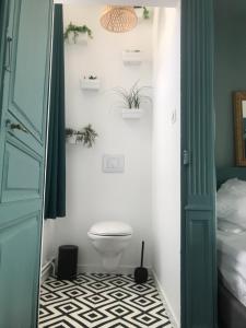 La salle de bains est pourvue de toilettes et de plantes murales. dans l'établissement Aux Remparts de Montreuil, à Montreuil-sur-Mer
