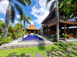 een villa met een zwembad voor een huis bij Joglo Catu Villa in Singaraja