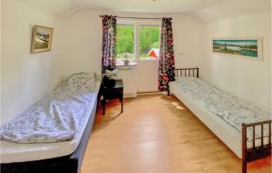 Habitación con 2 camas, escritorio y ventana. en Beautiful Home In Vrigstad With Kitchen en Vrigstad