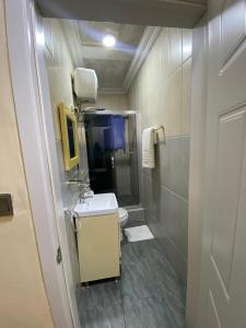y baño con ducha, lavabo y aseo. en Apartment D (Deluxe One Bedroom Apartment), en Lagos