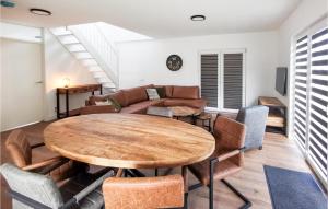 Kavel 11 في دن أوفر: غرفة معيشة مع طاولة وأريكة
