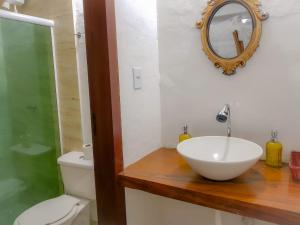 ein Badezimmer mit Waschbecken, Toilette und Spiegel in der Unterkunft Odoya Morro de São Paulo in Morro de São Paulo + 23 Fotos