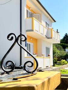 Ein Balkon oder eine Terrasse in der Unterkunft Mary Loo Apartments Rab
