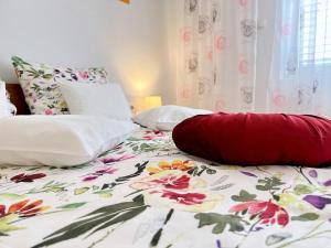 Ein Bett oder Betten in einem Zimmer der Unterkunft Mary Loo Apartments Rab