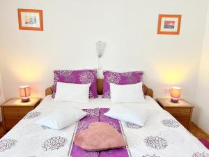 Ein Bett oder Betten in einem Zimmer der Unterkunft Mary Loo Apartments Rab