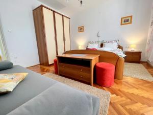 Ein Bett oder Betten in einem Zimmer der Unterkunft Mary Loo Apartments Rab