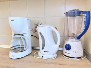 zwei Mixer auf einer Theke neben einem Mixer in der Unterkunft Mary Loo Apartments Rab in Rab + 32 Fotos