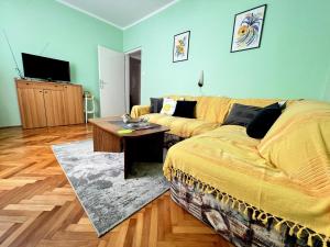 ein Wohnzimmer mit einer Couch und einem Tisch in der Unterkunft Mary Loo Apartments Rab in Rab