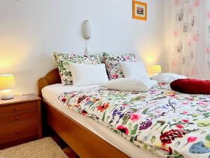 Ein Bett oder Betten in einem Zimmer der Unterkunft Mary Loo Apartments Rab